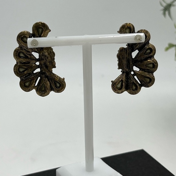 Whispering Butterfly Rhinestone Earrings Delphine sparkling - Picture 9 of 11